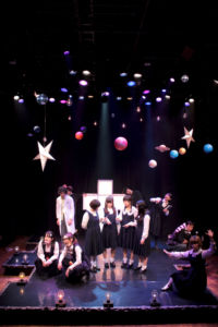 「量子的な彼女(2016)」舞台美術と出演者による作品シーンのイメージビジュアル